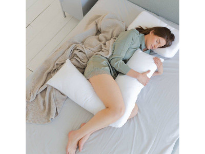 Чому важливо спати з подушкою між ногами
